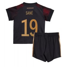 Tyskland Leroy Sane #19 Bortaställ Barn VM 2022 Korta ärmar (+ Korta byxor)